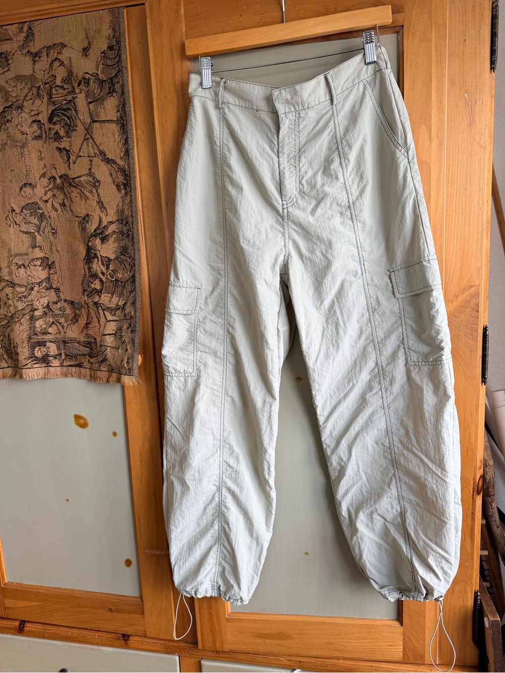 Cream cargo hiking pant with ankle synch